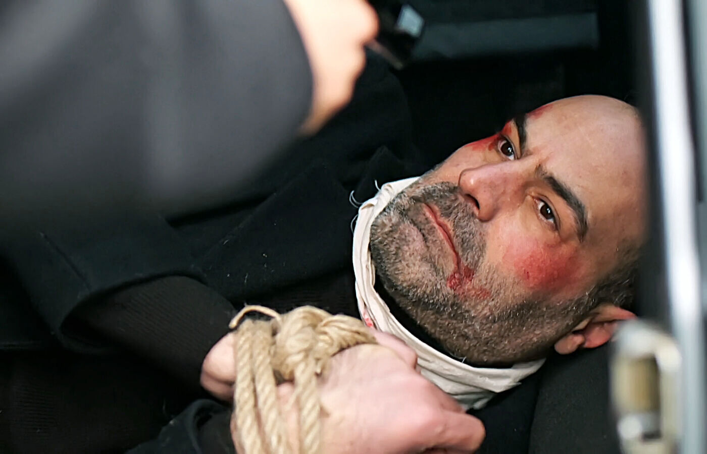 Ferit amenaza con matar a Naci si no le revela el paradero de las auténticas joyas en el capítulo 89 de Una nueva vida