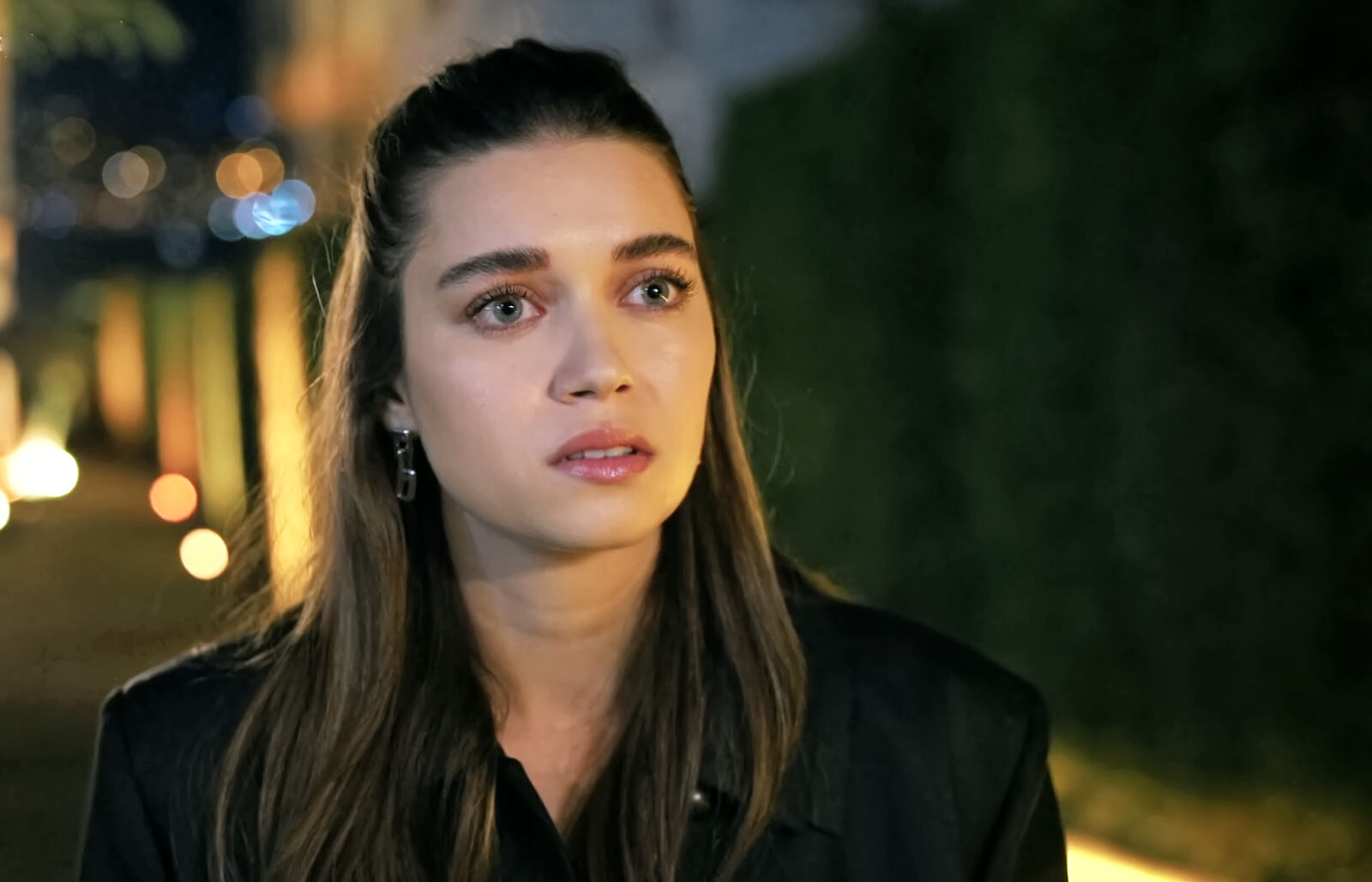 Seyran lamenta que Ferit no le haya permitido contarle su descubrimiento respecto a Isak en el capítulo 89 de Una nueva vida