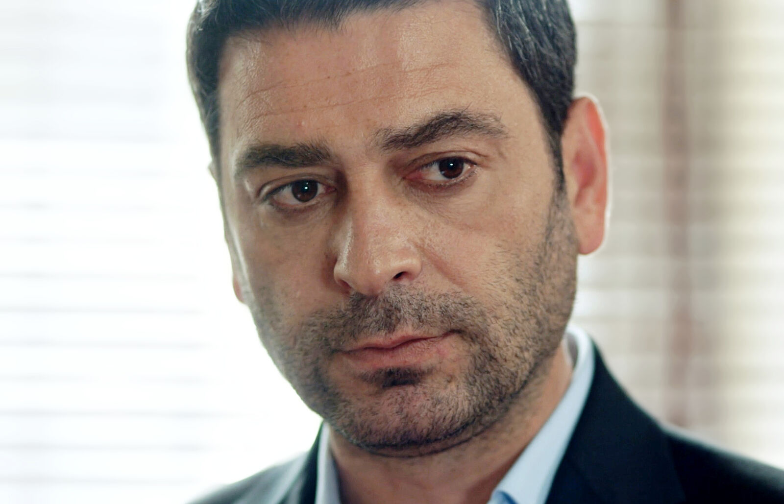 Cihan declara su amor a Alya ante el juez en En tierra lejana