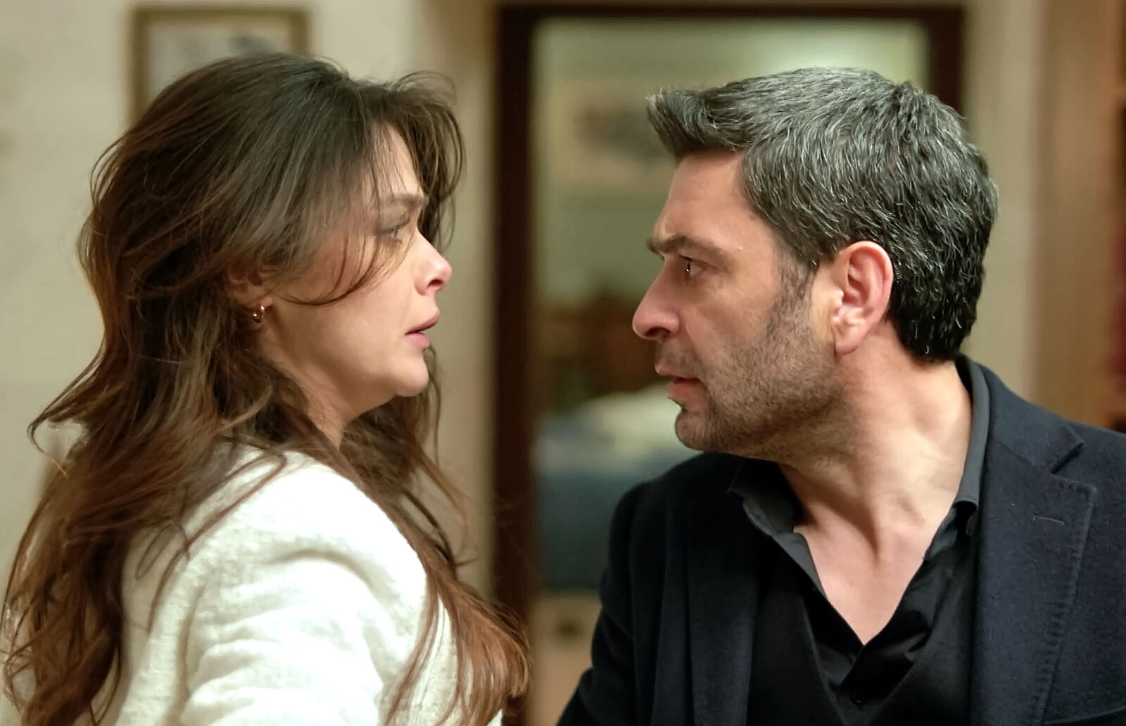 Alya estalla contra Cihan y siguen negándose a aceptar lo que sienten el uno por el otro en En tierra lejana