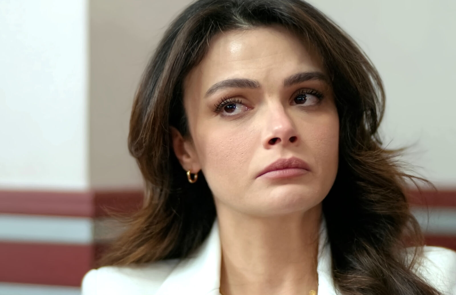 Alya escucha las bellas palabras de Cihan hacia ella durante el juicio de divorcio en En tierra lejana
