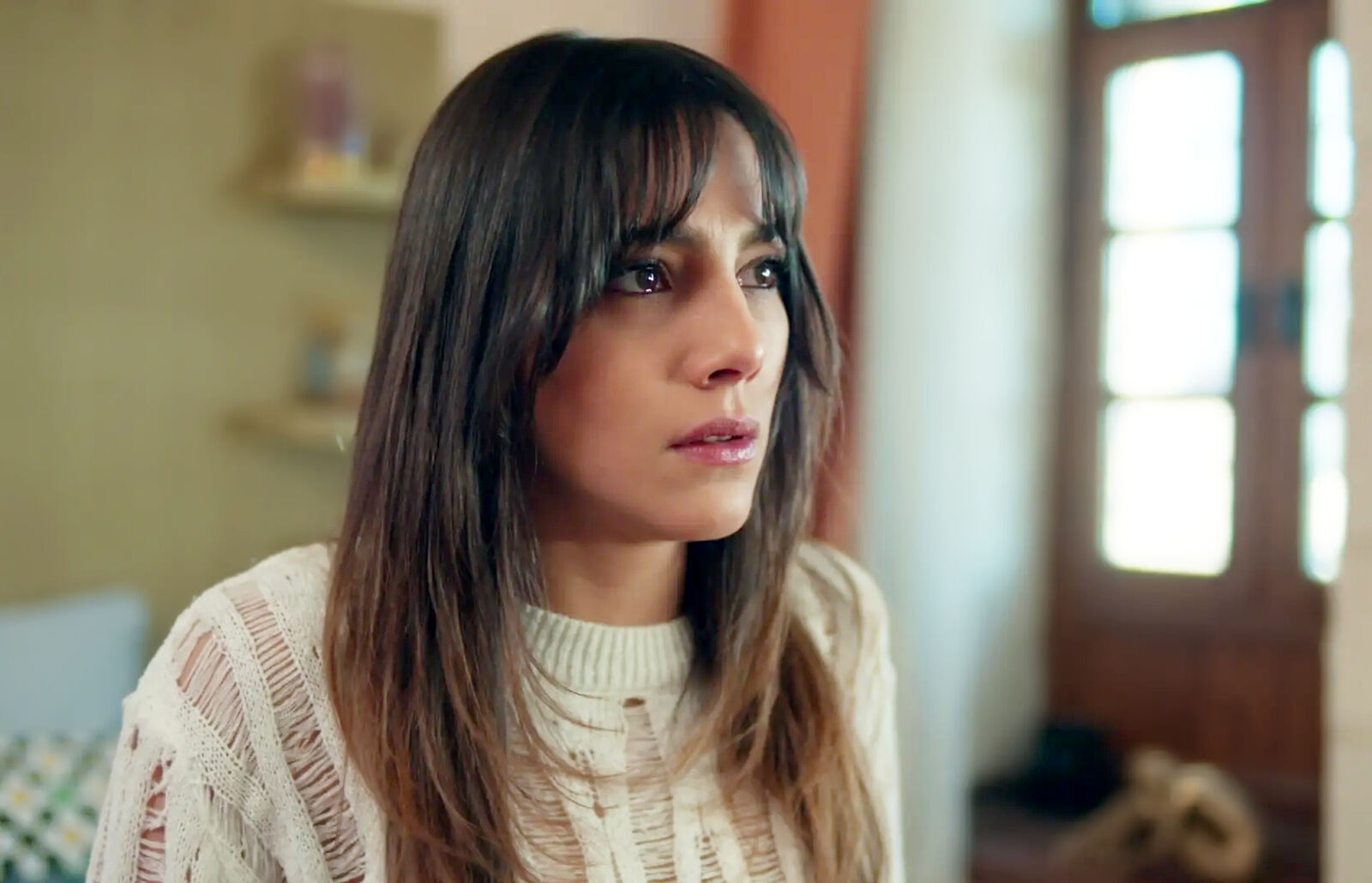 Zerrin está a punto de contraer matrimonio con Demir para salvar a su hermano en En tierra lejana