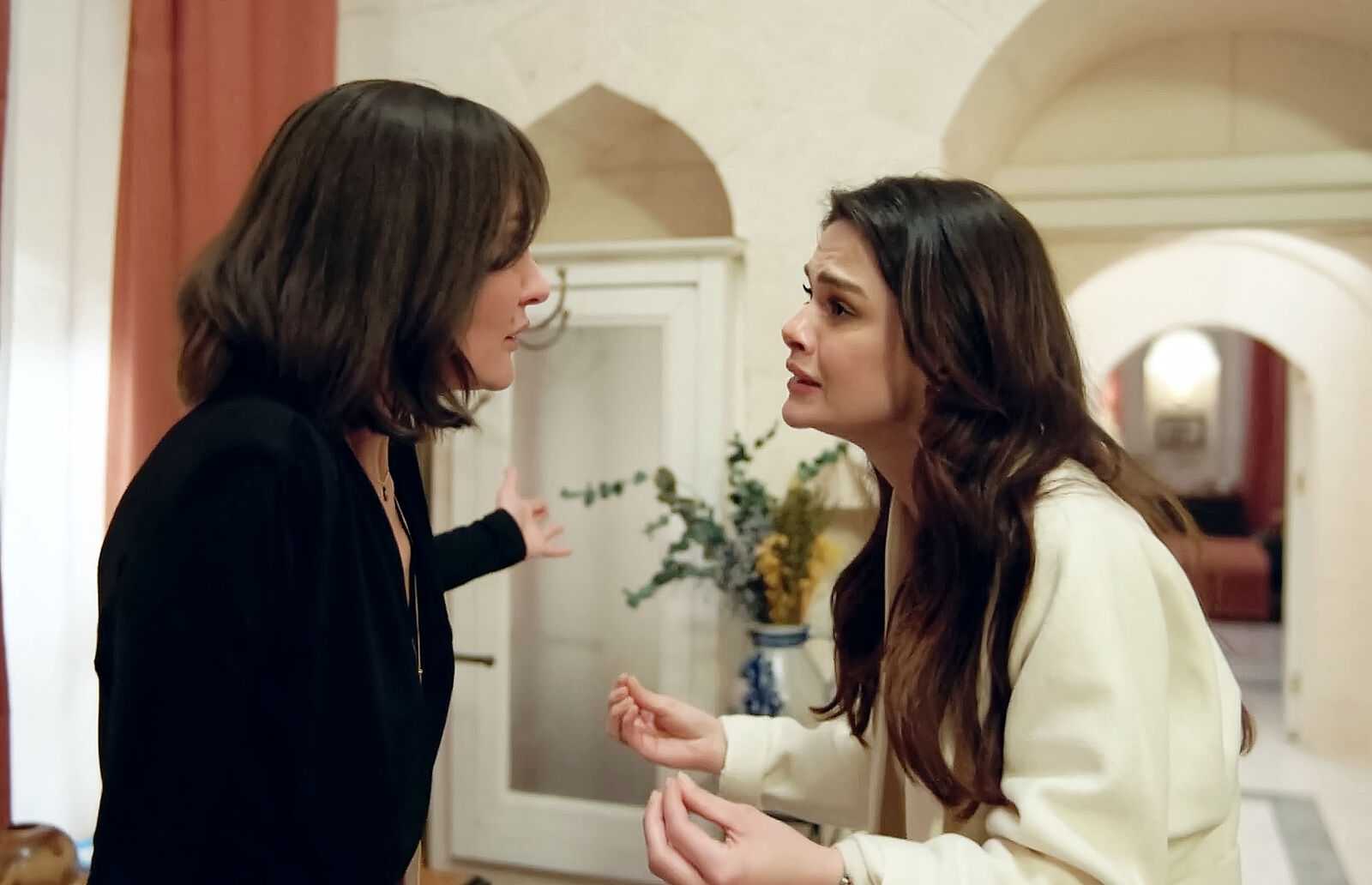 Mine usa a Meryem para separar a Alya de Cihan en En tierra lejana