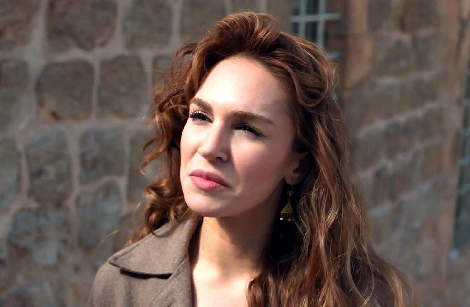 Nare intenta convencer a Demir de que no se case con Zerrin en En tierra lejana