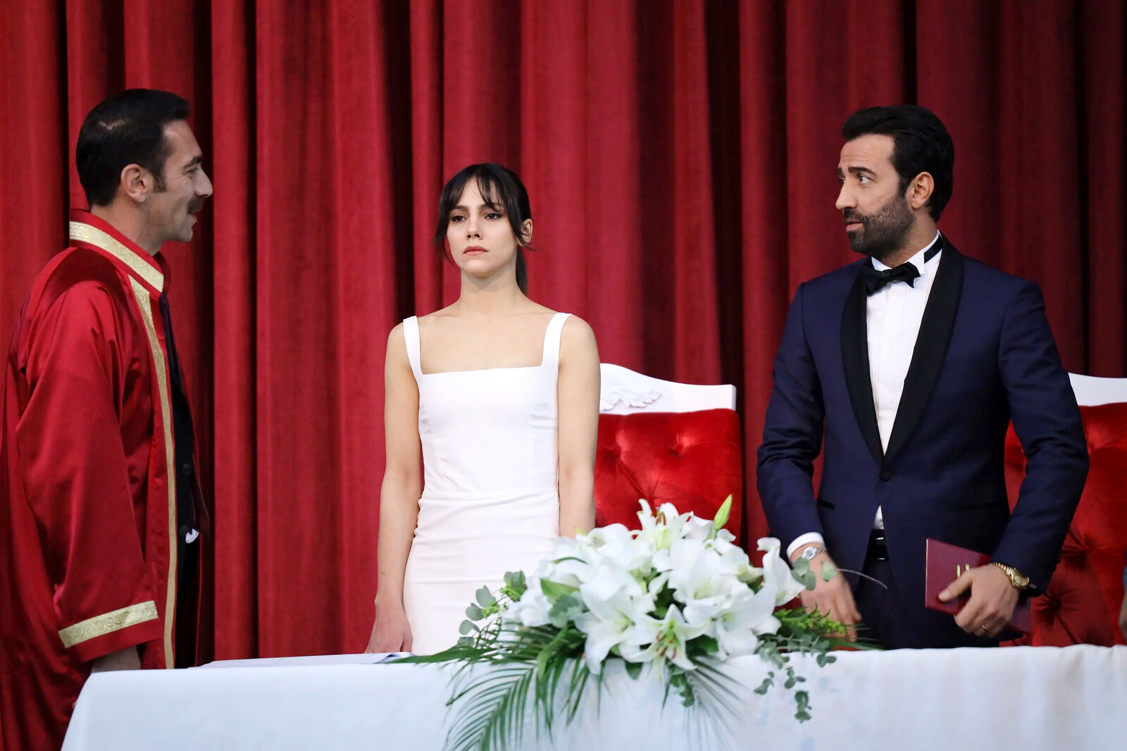 Zerrin y Demir contraen matrimonio en En tierra lejana