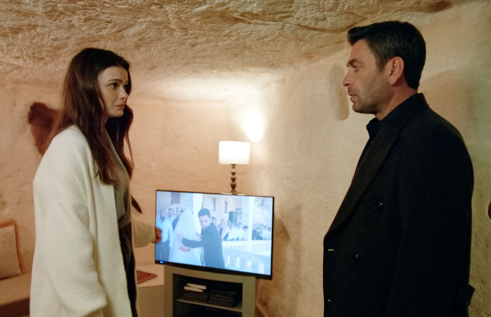 Cihan confiesa a Alya su gran secreto en En tierra lejana