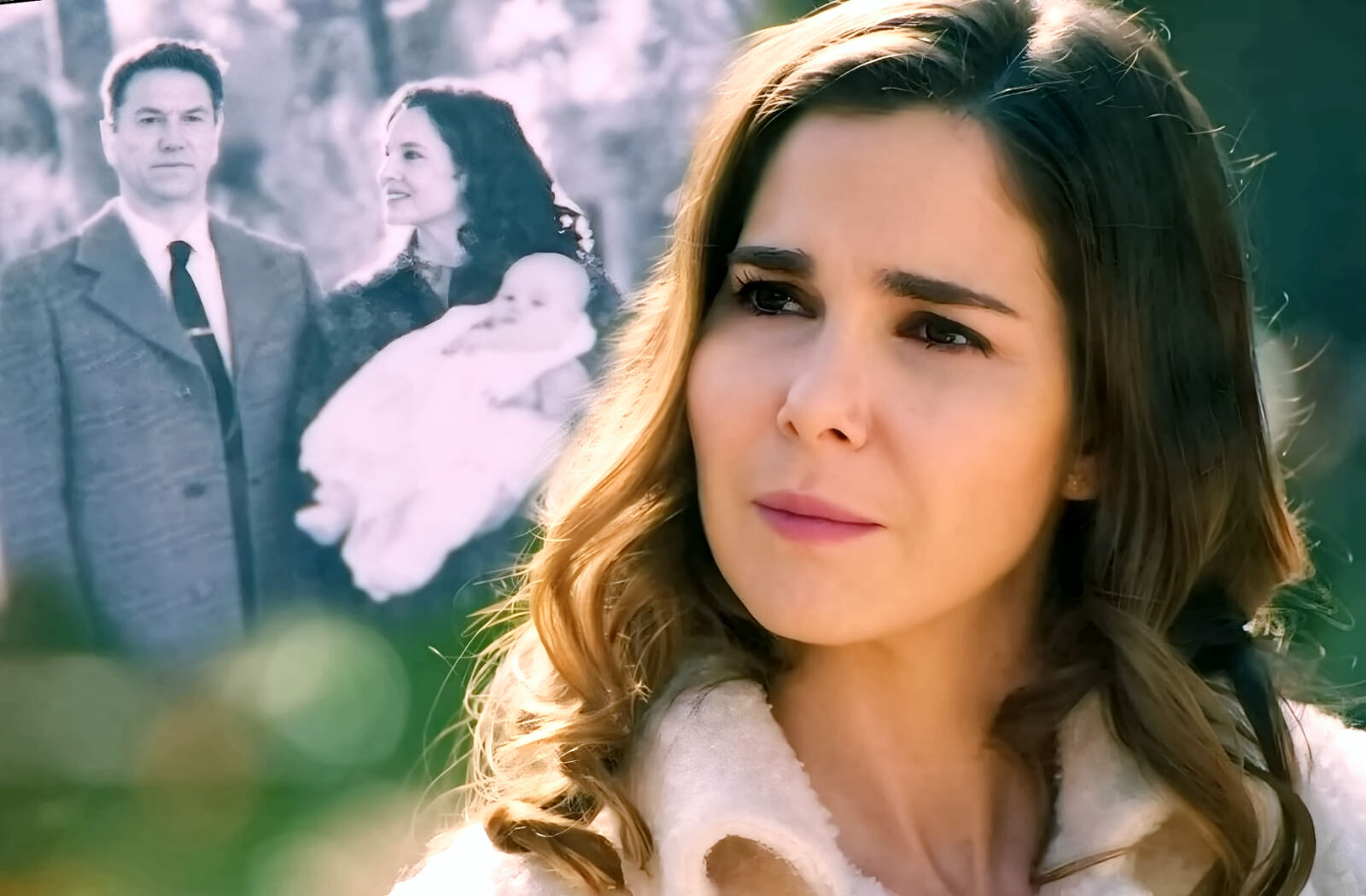 Begoña descubre la fotografía familiar de Beatriz en Sueños de libertad
