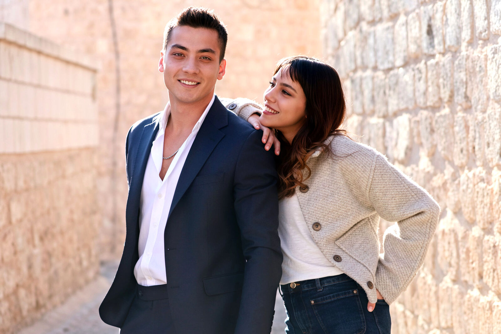 Dilin Döğer y Atakan Özkaya se enamoraron en el rodaje de En tierra lejana