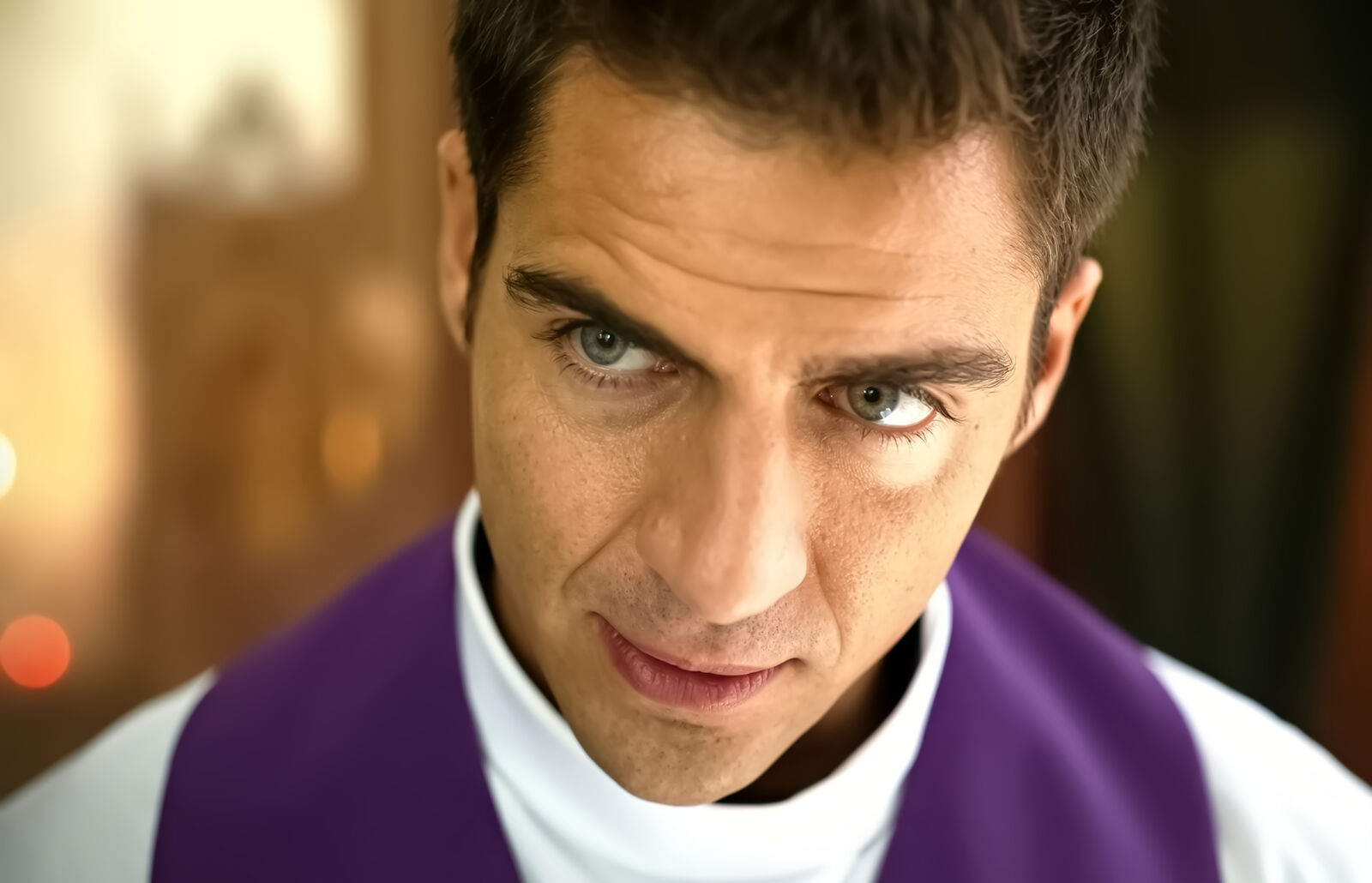 Maxi Iglesias da vida al sacerdote enamorado en Ella, maldita alma