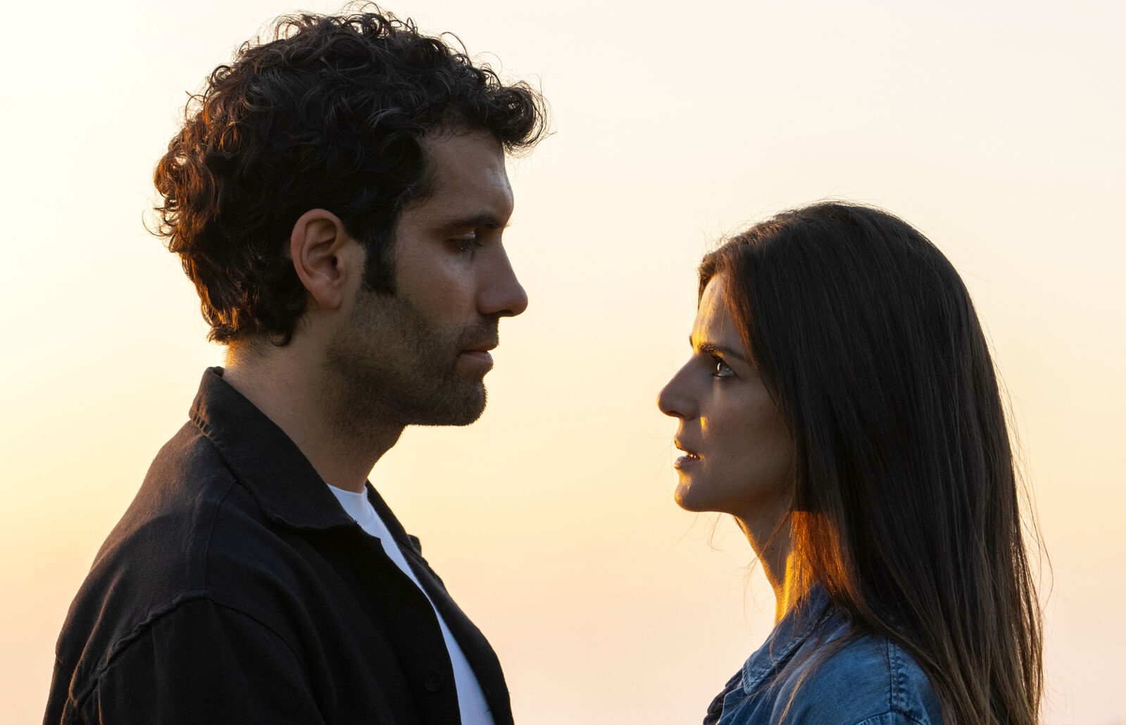 Clanes se despide de Netflix: Clara Lago y Tamar Novas cierran la historia de Ana y Daniel con un clan albanés como detonante