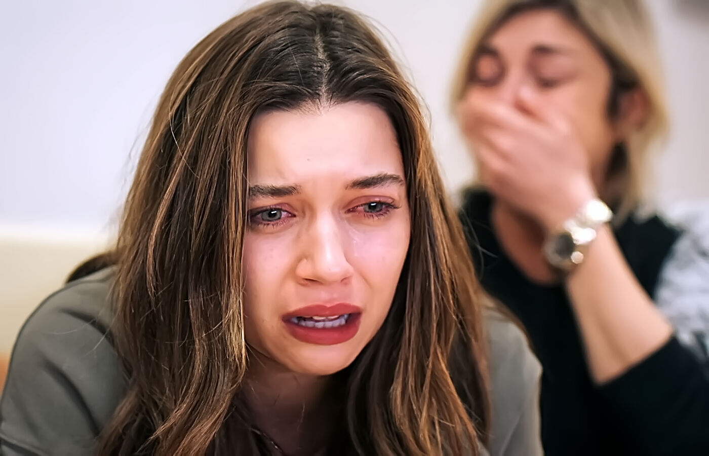 Seyran llora la pérdida del bebé de Esme en presencia de Gülgün en el capítulo 93 de Una nueva vida