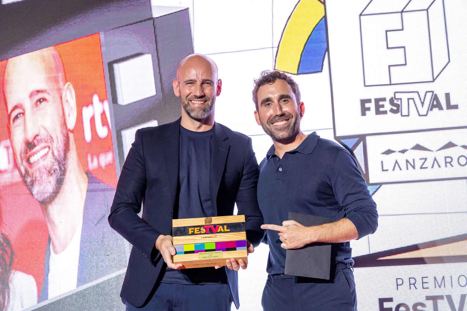 Gonzalo Miró y Aitor Albizua posan con el galardón para Directo al grano