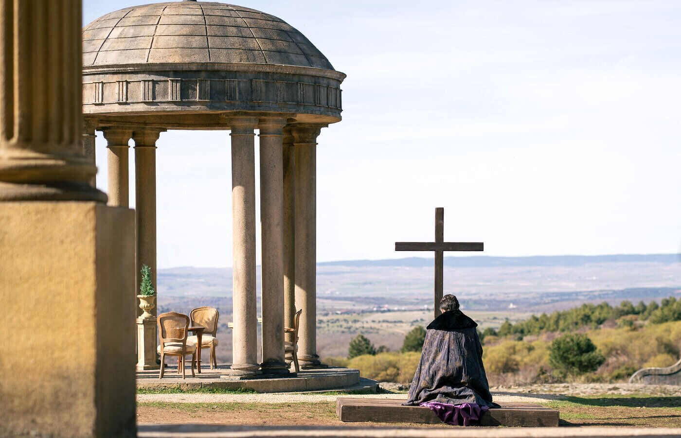 Victoria cumple la penitencia impuesta por el obispo junto al templete en el capítulo 437 de Valle Salvaje