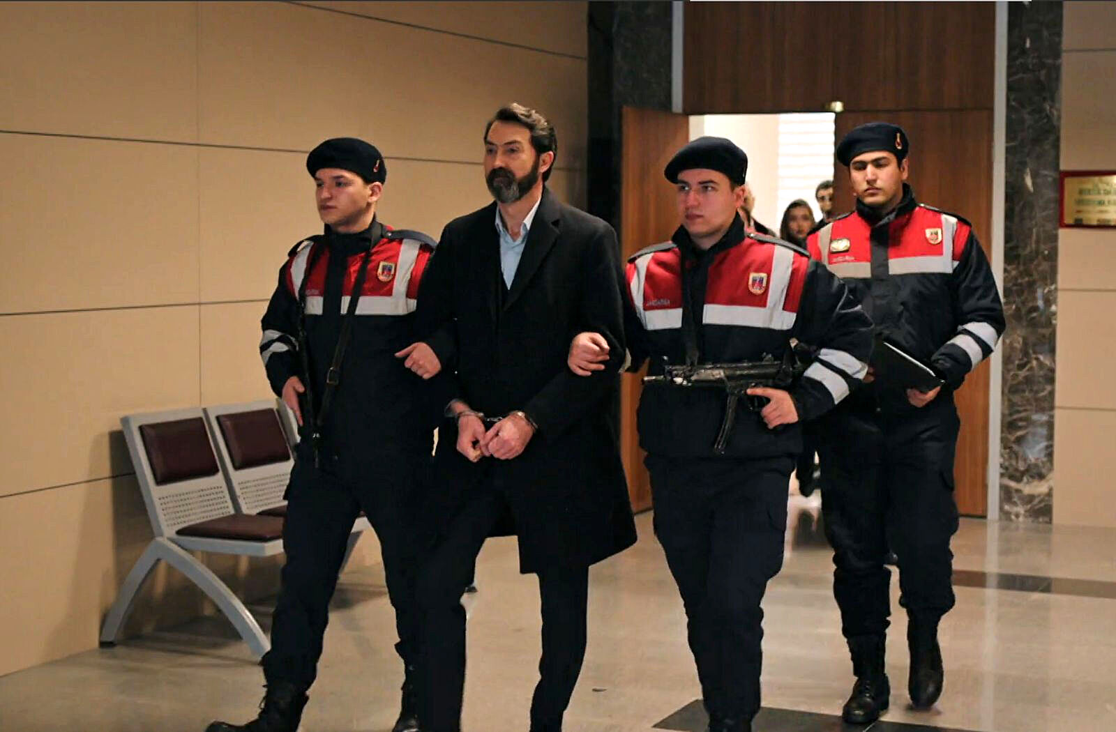 Sadik es detenido por el asesinato de Aysen en Una nueva vida
