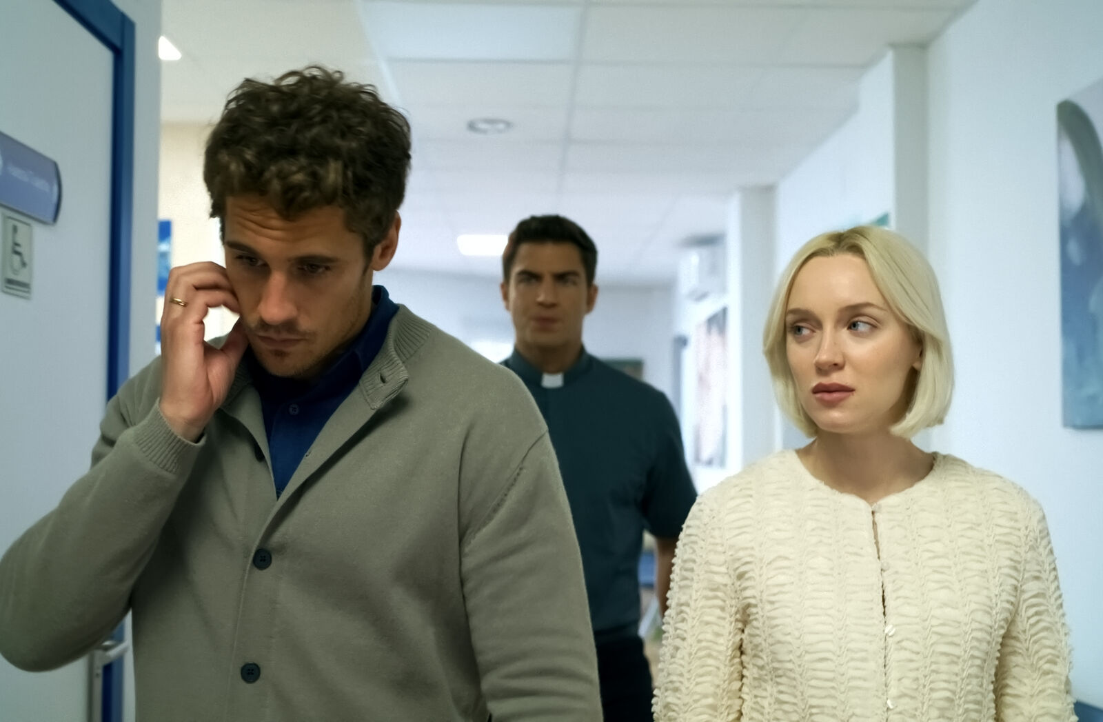 Martiño Rivas, Maxi Iglesias y Kolokolchykova en el capítulo 4 de Ella, maldita alma