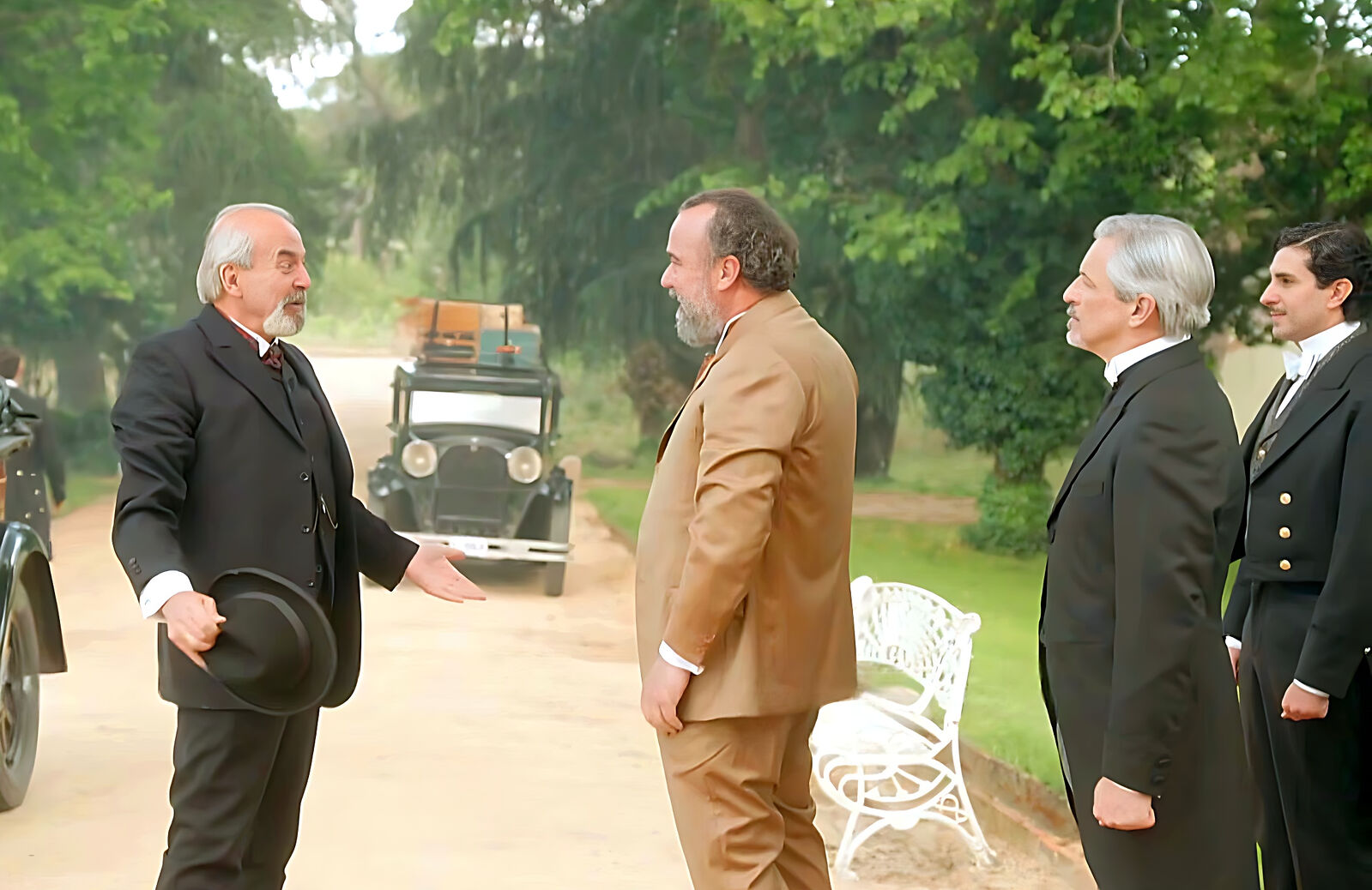 Máximo y Alonso se reencuentran en presencia de Cristóbal y otros miembros del servicio de La Promesa