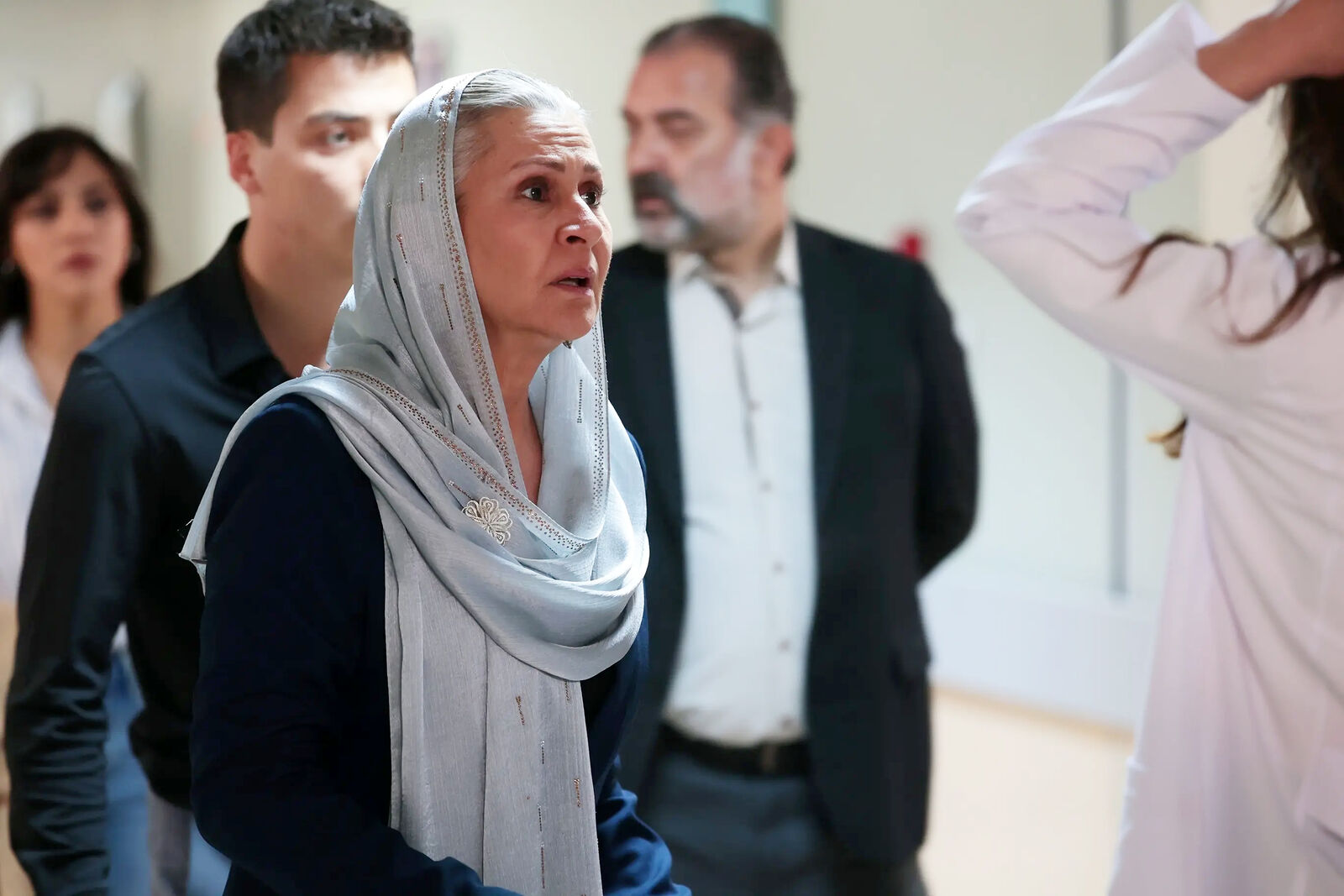 Sadakat descubre el estado en el que se encuentra su hija por su culpa en En tierra lejana