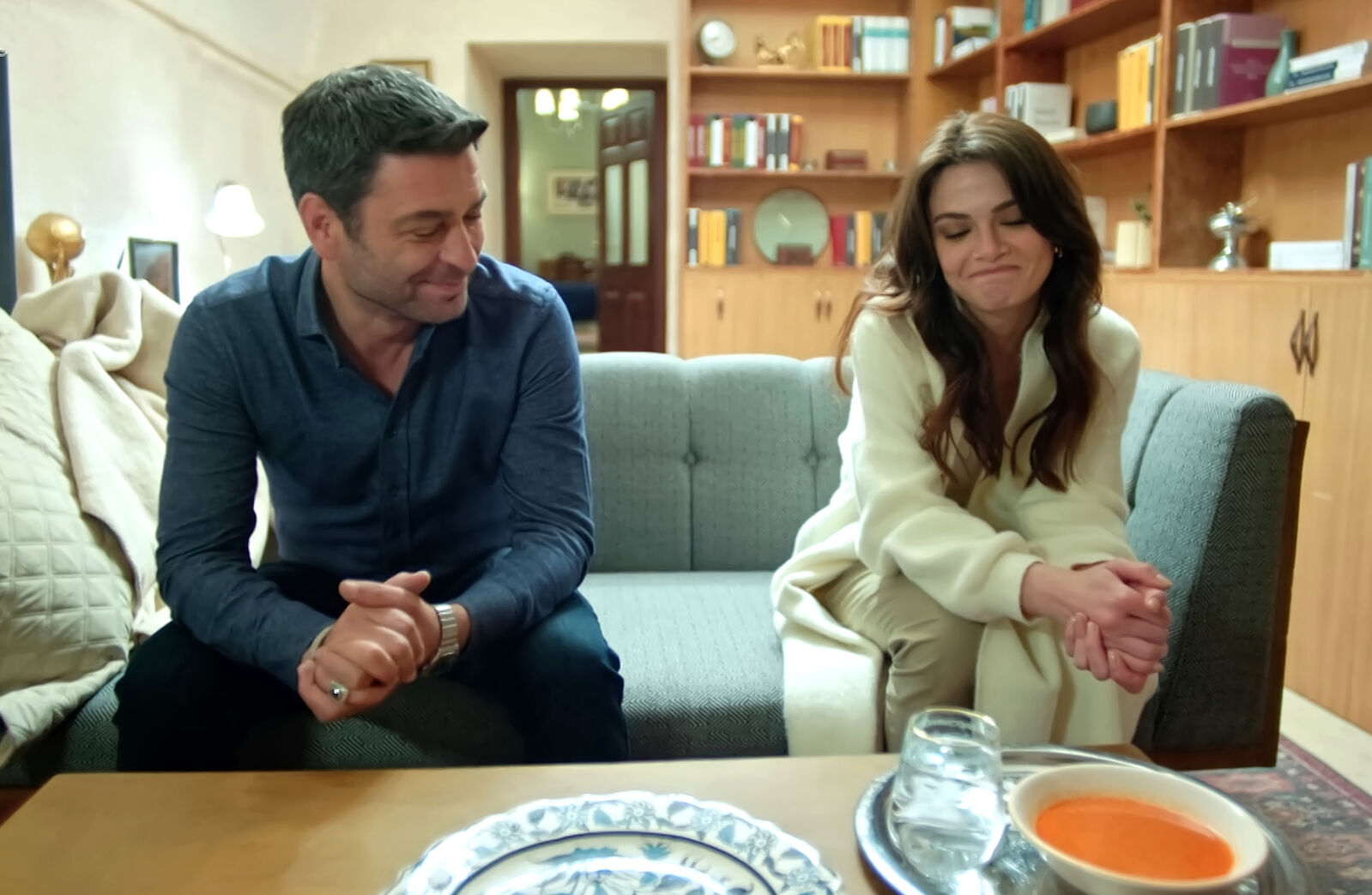 Alya permanece muy cerca de Cihan en En tierra lejana