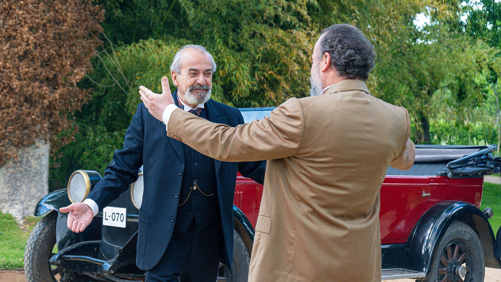 Máximo llega al palacio acompañado de su servicio y se reencuentra con Alonso en La Promesa