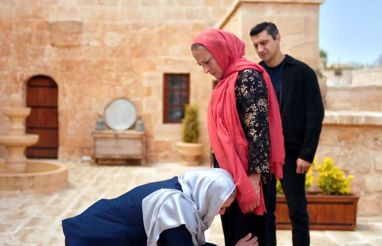 Sadakat suplica a Fidan que salve a su hija en En tierra lejana