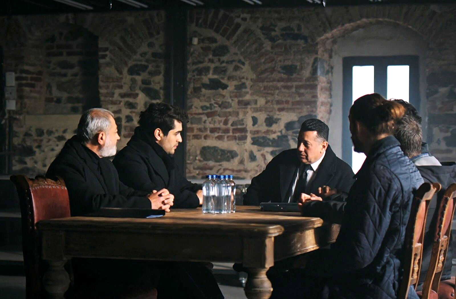 Cengiz y Ferit se reúnen con el fiscal en Una nueva vida