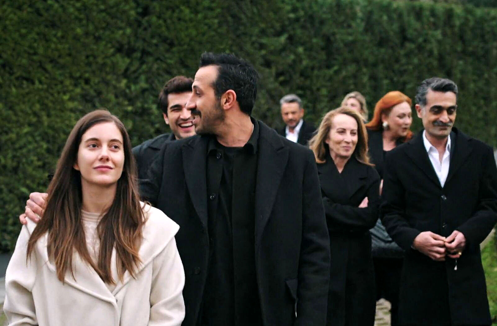 La familia Korhan recupera su mansión en Una nueva vida