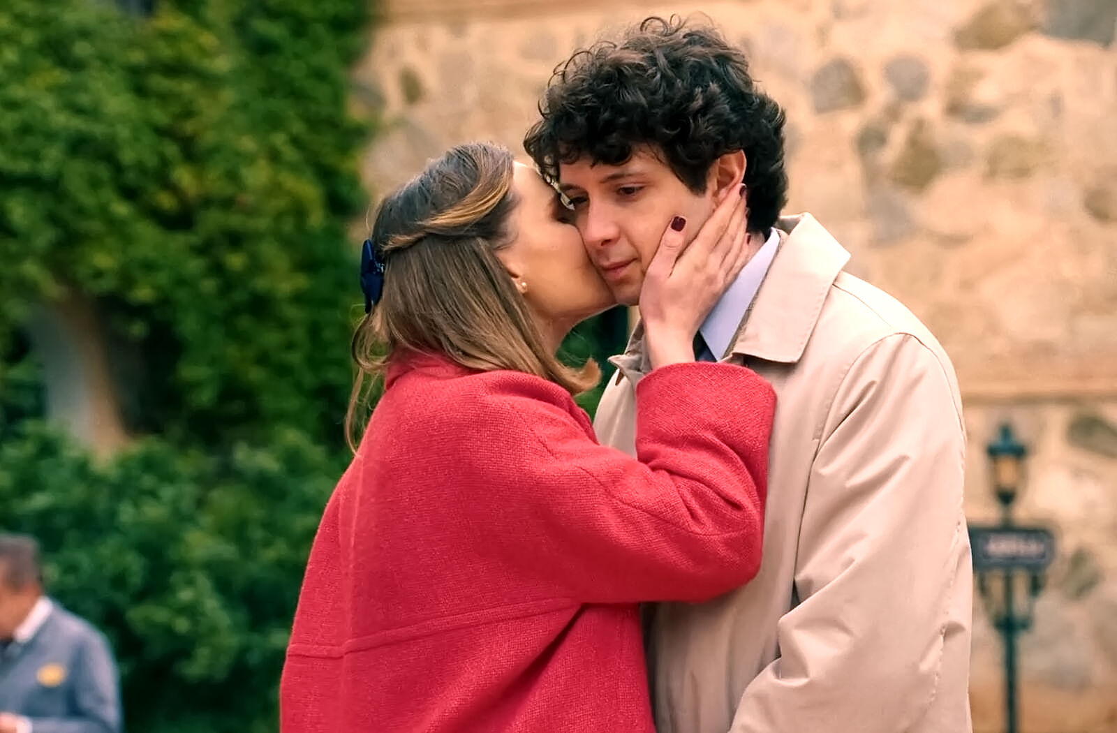 Claudia se despide de Miguel con un beso en Sueños de libertad