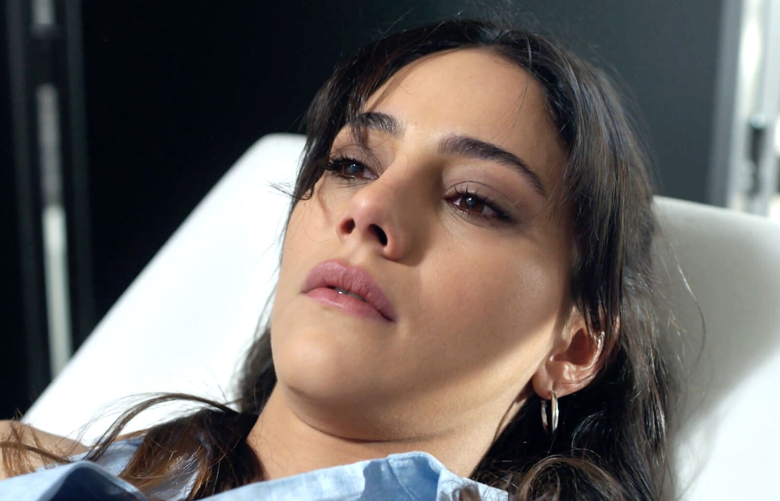 Zerrin descubre que está embarazada en En tierra lejana