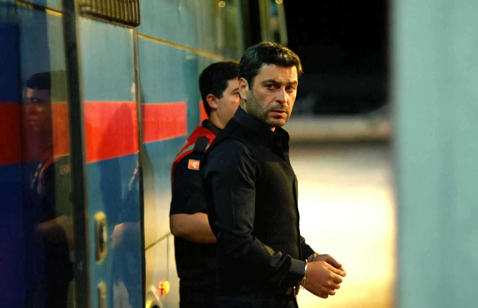 Cihan provoca su propia detención en En tierra lejana