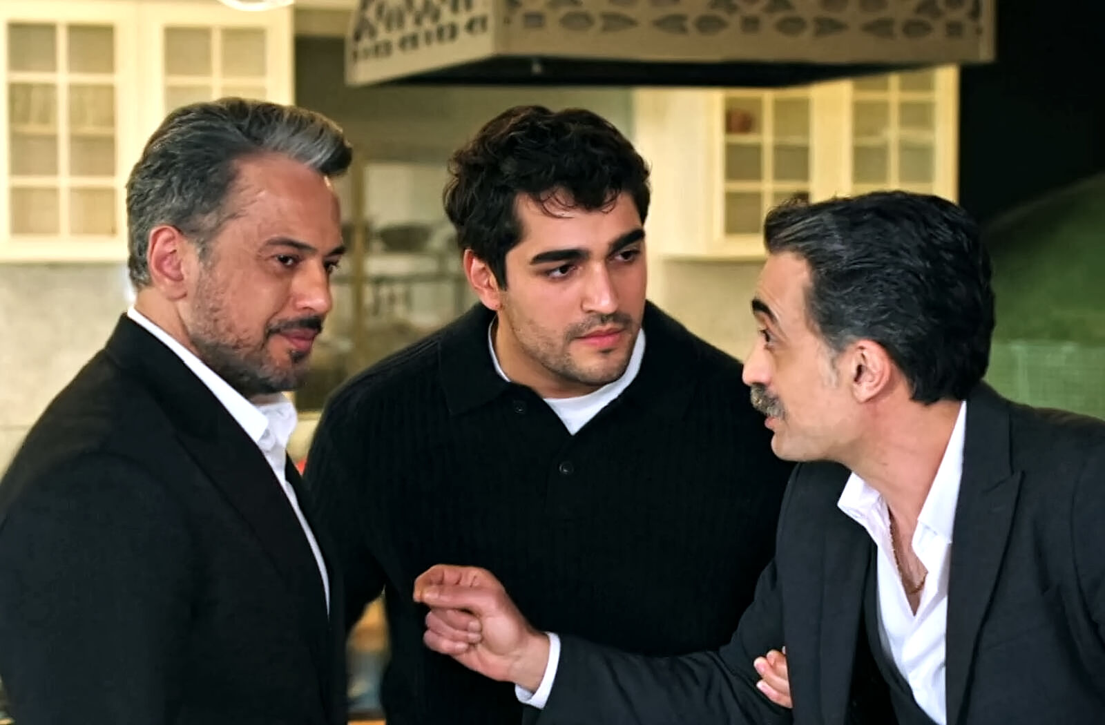 Ferit pide explicaciones sobre lo que está sucediendo en Una nueva vida