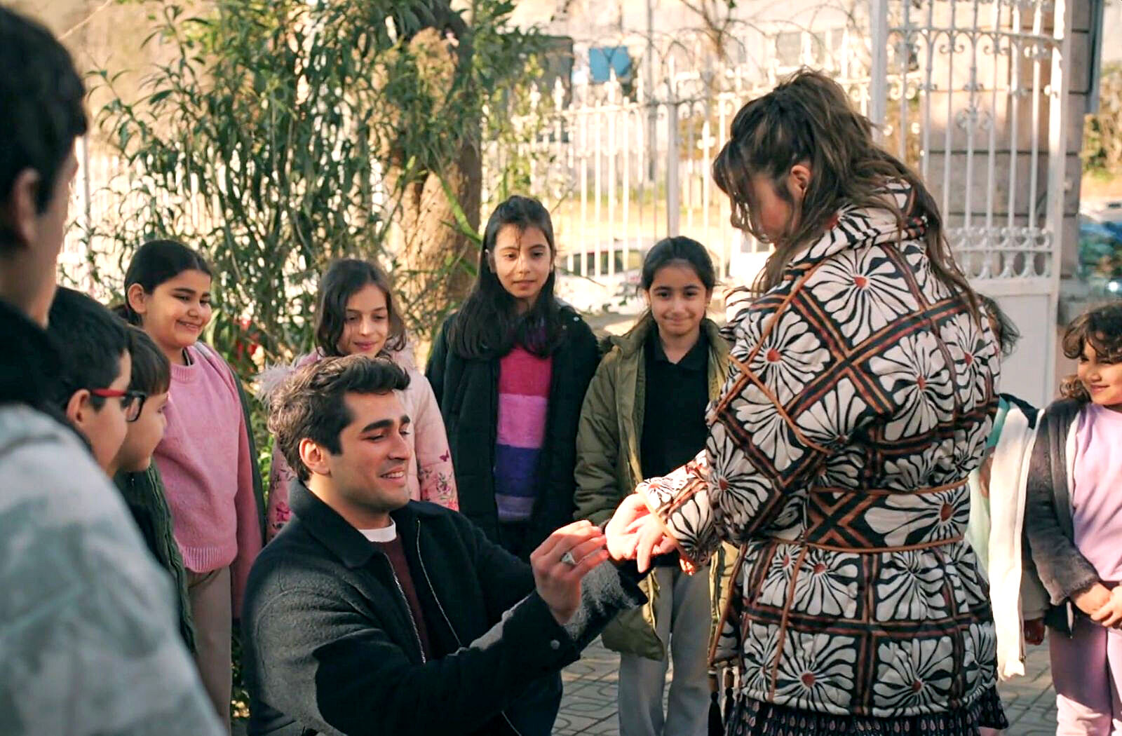 Ferit le pide matrimonio a Seyran en Una nueva vida