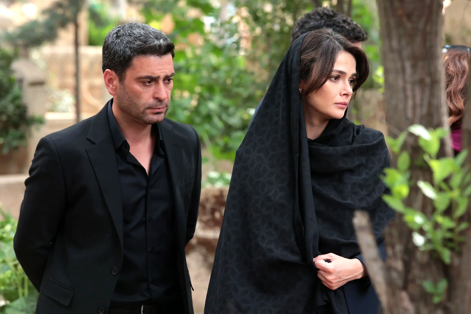 Cihan y Alya se despiden de Fikriye para siempre en En tierra lejana
