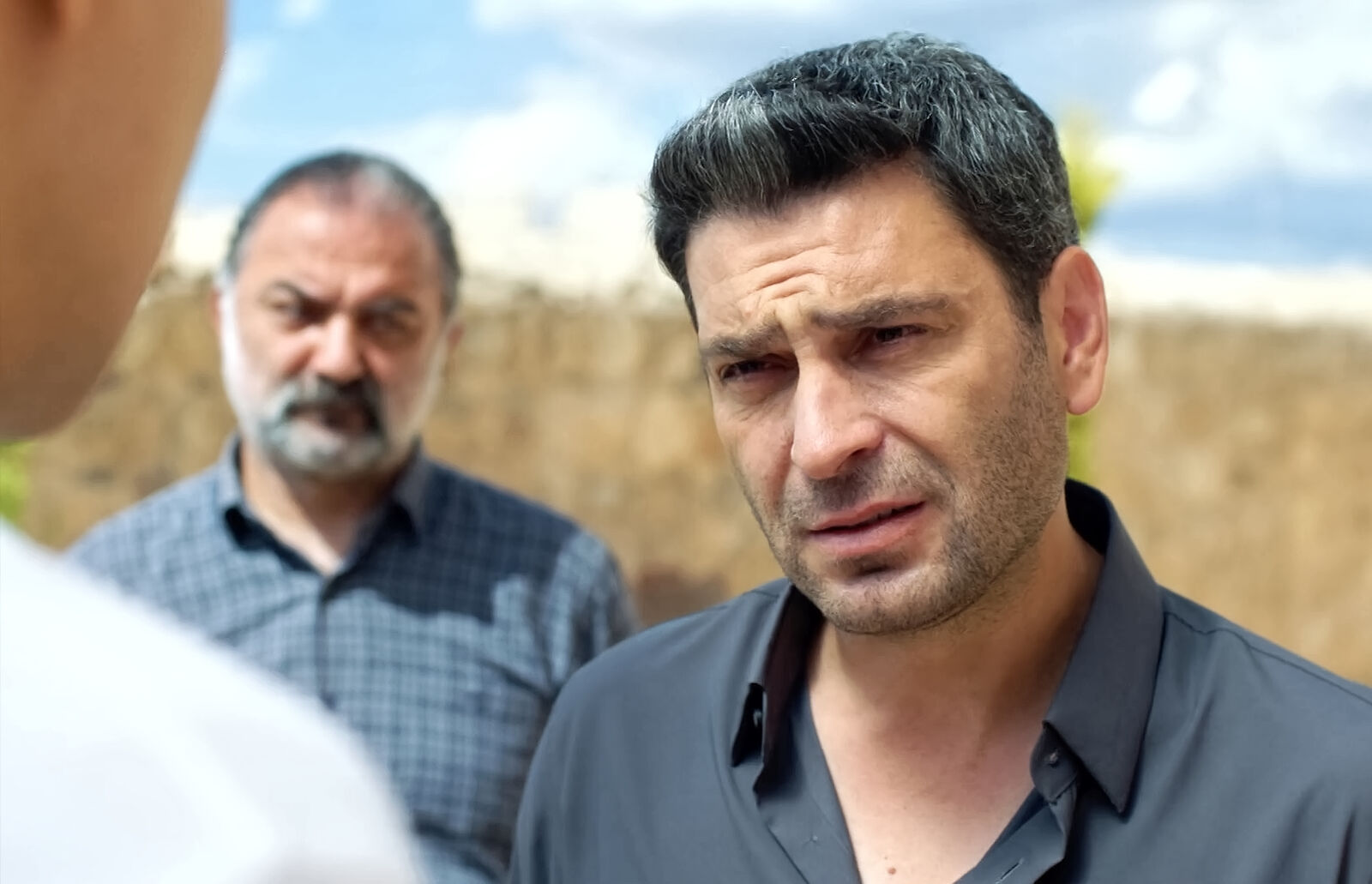 Şahin tiende su mano a Cihan para llegar a la verdad sobre la muerte de Boran en En tierra lejana