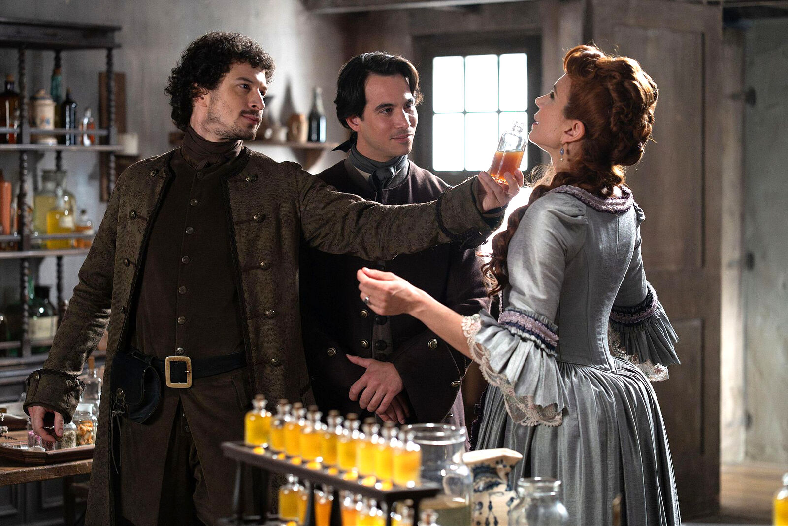 Atanasio da a oler a Enriqueta el agua de colonia creada por Nicolás en el capítulo 459 de Valle Salvaje