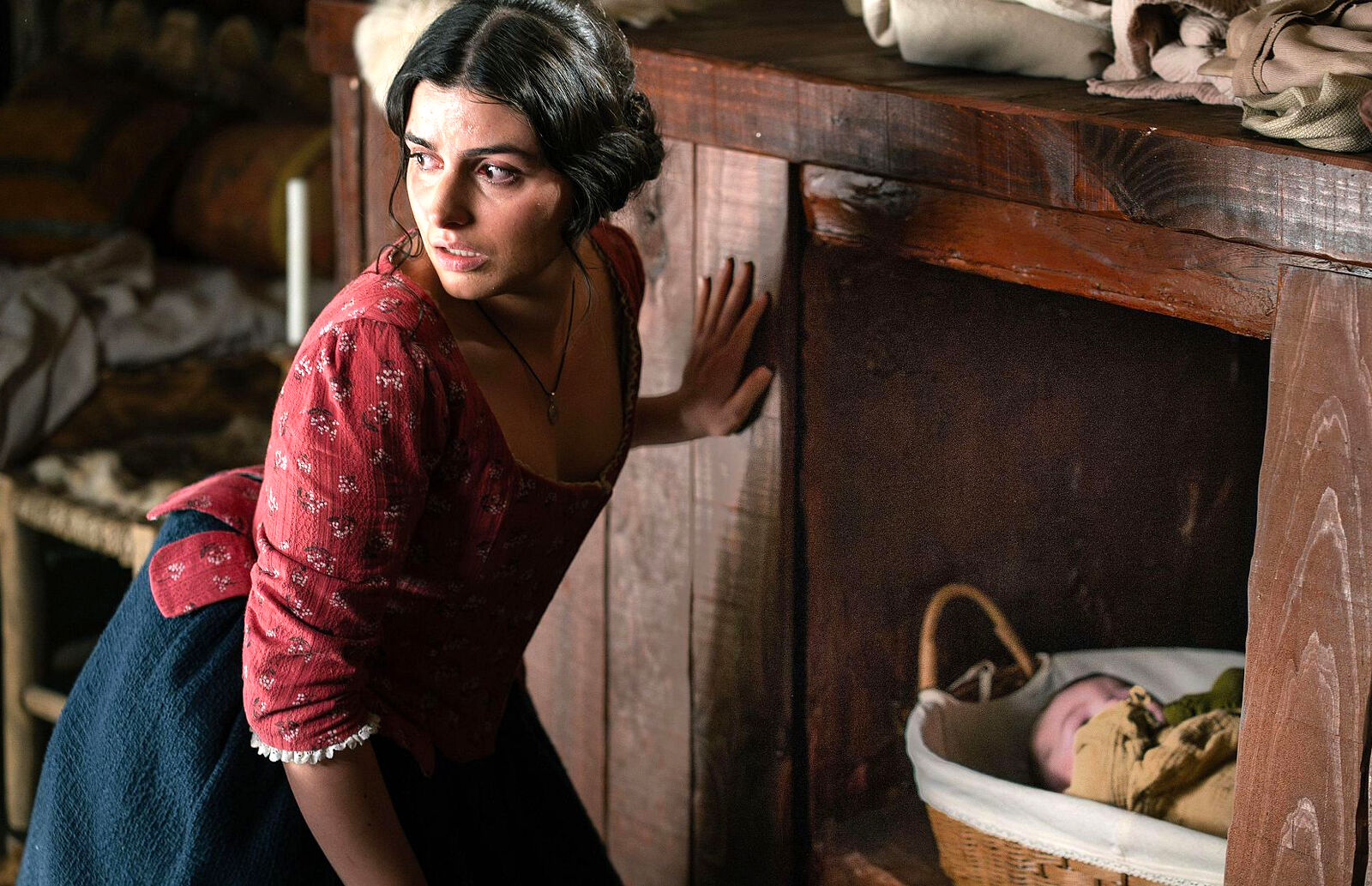 Luisa encuentra al bebé de Adriana en la cabaña de las parteras en el capítulo 460 de Valle Salvaje