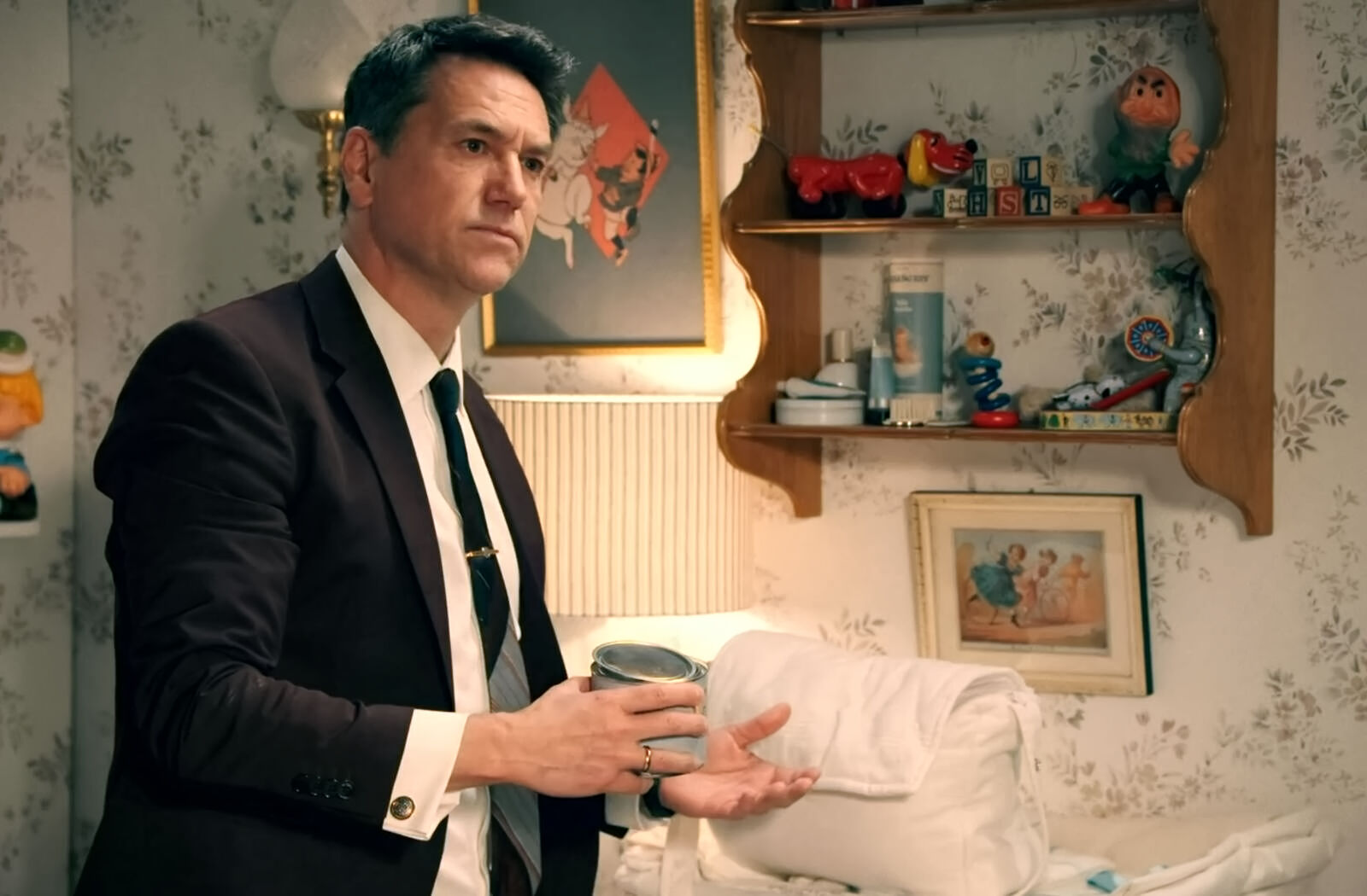 Gabriel descubre la leche en polvo de Beatriz en Sueños de libertad