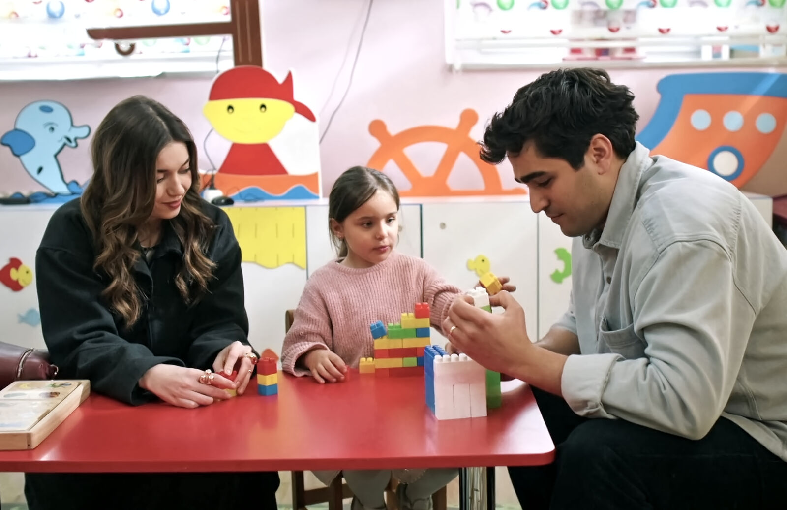 Seyran y Ferit conocen a Zehra en Una nueva vida