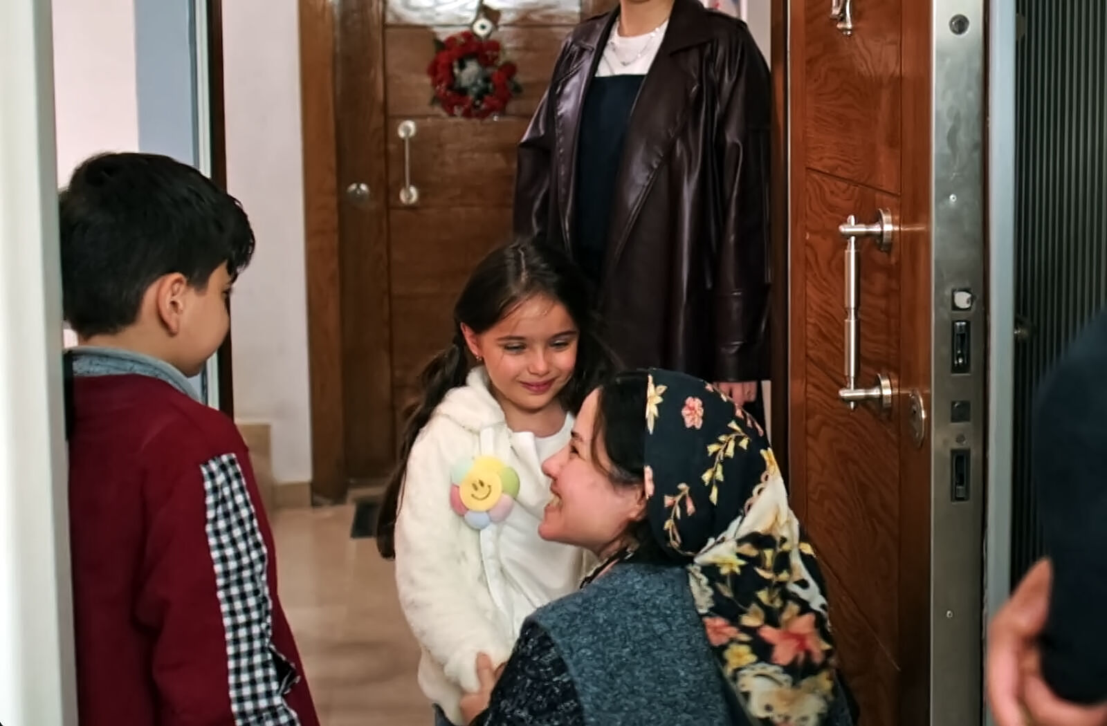Zehra y Emine se reúnen en Una nueva vida