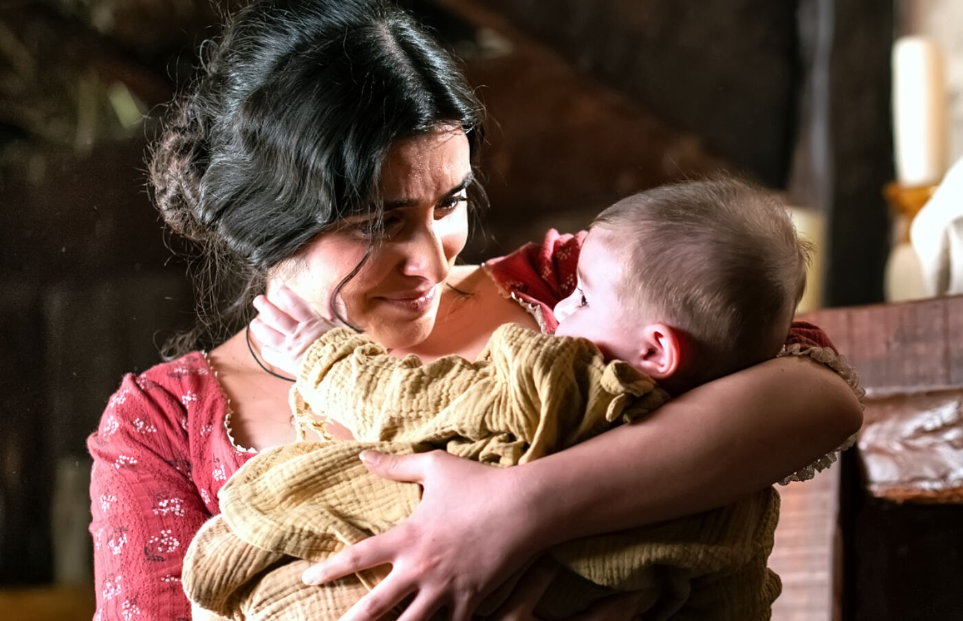 Luisa, muy emocionada tras hallar al hijo de Adriana en la cabaña de las parteras, en el capítulo 460 de Valle Salvaje