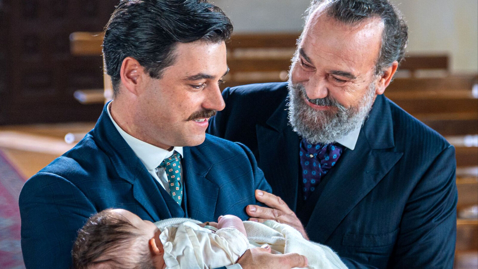 Manuel ejerce como padrino de Janita en el bautizo, en La Promesa