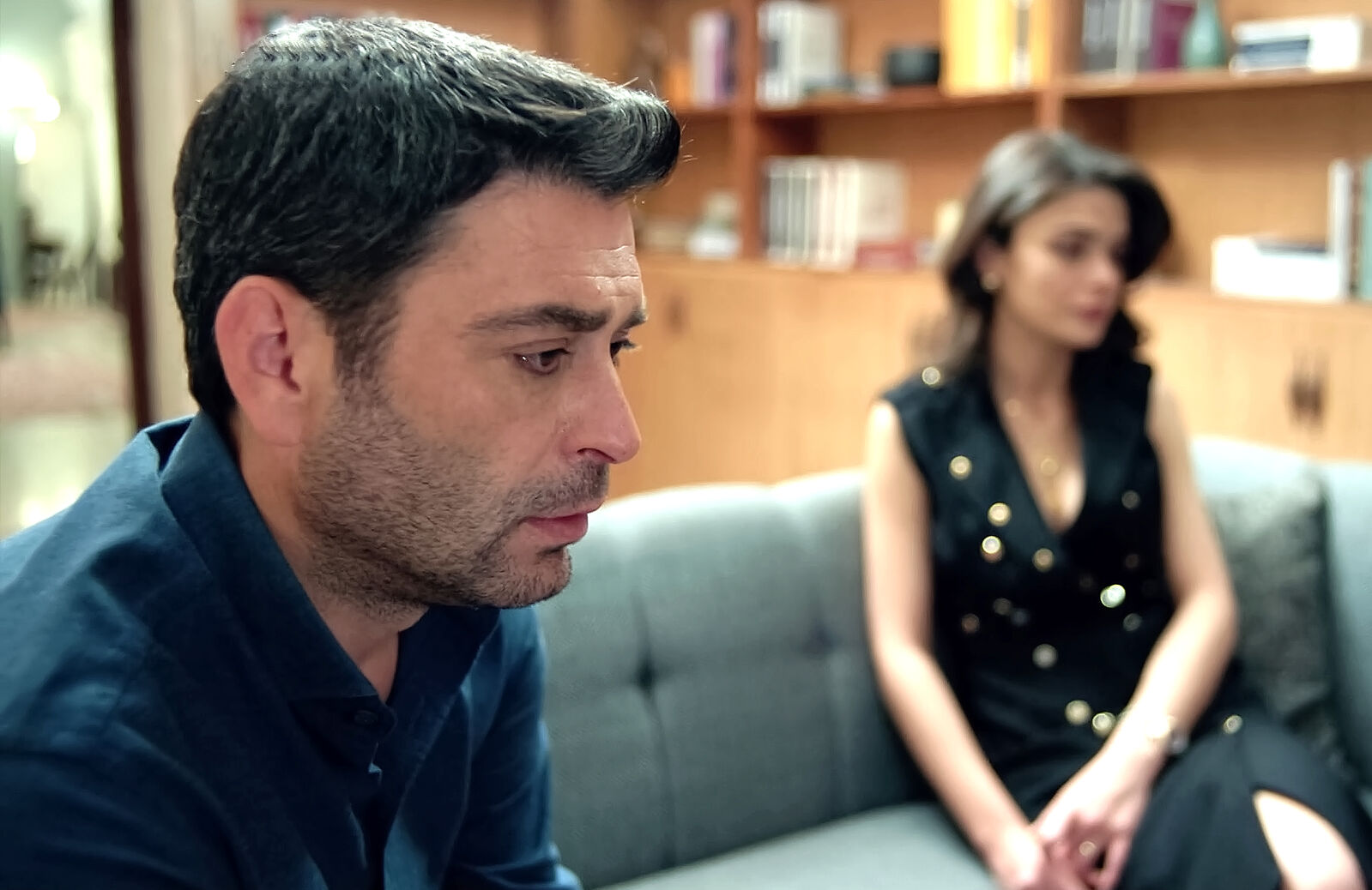 Sadakat provoca el distanciamiento entre Deniz y Cihan en En tierra lejana