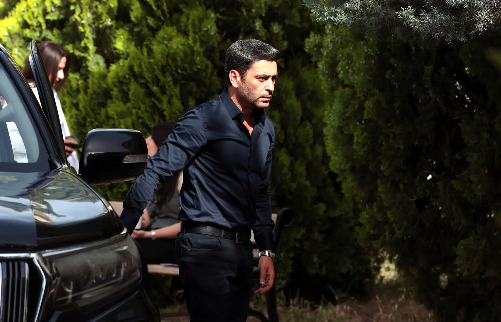 Hamada confiesa a Cihan que Nadim ordenó matar a Boran en En tierra lejana