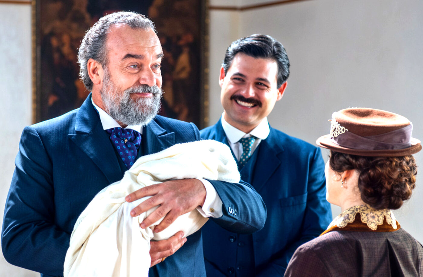 Alonso y Manuel el día del bautizo de Janita en La Promesa