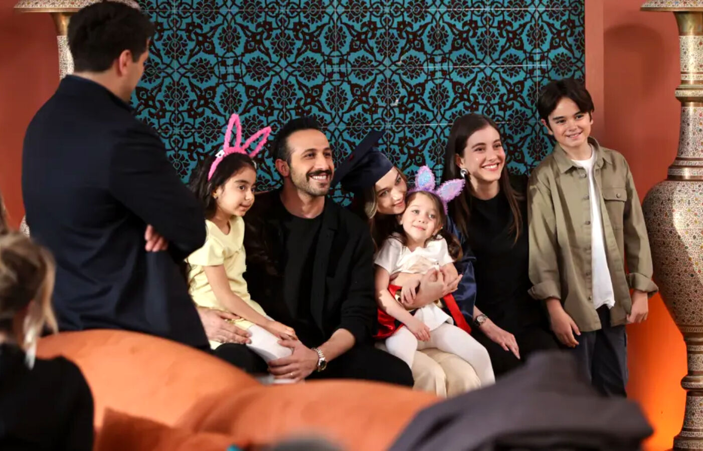 La familia celebra la graduación de Seyran en Una nueva vida