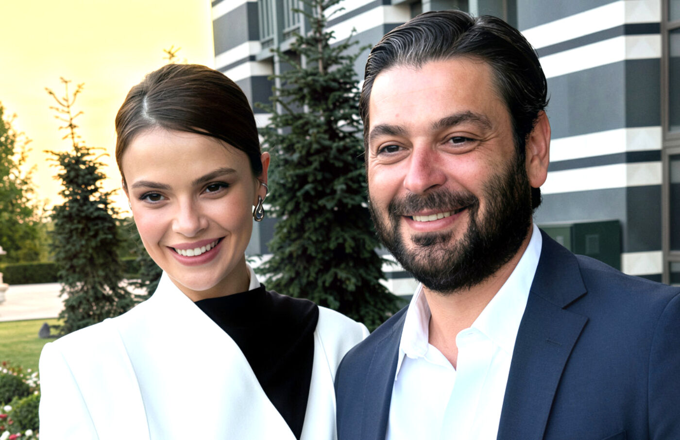 Sinem Ünsal y Ozan Akbaba recogen el premio a Serie del Año para En tierra lejana