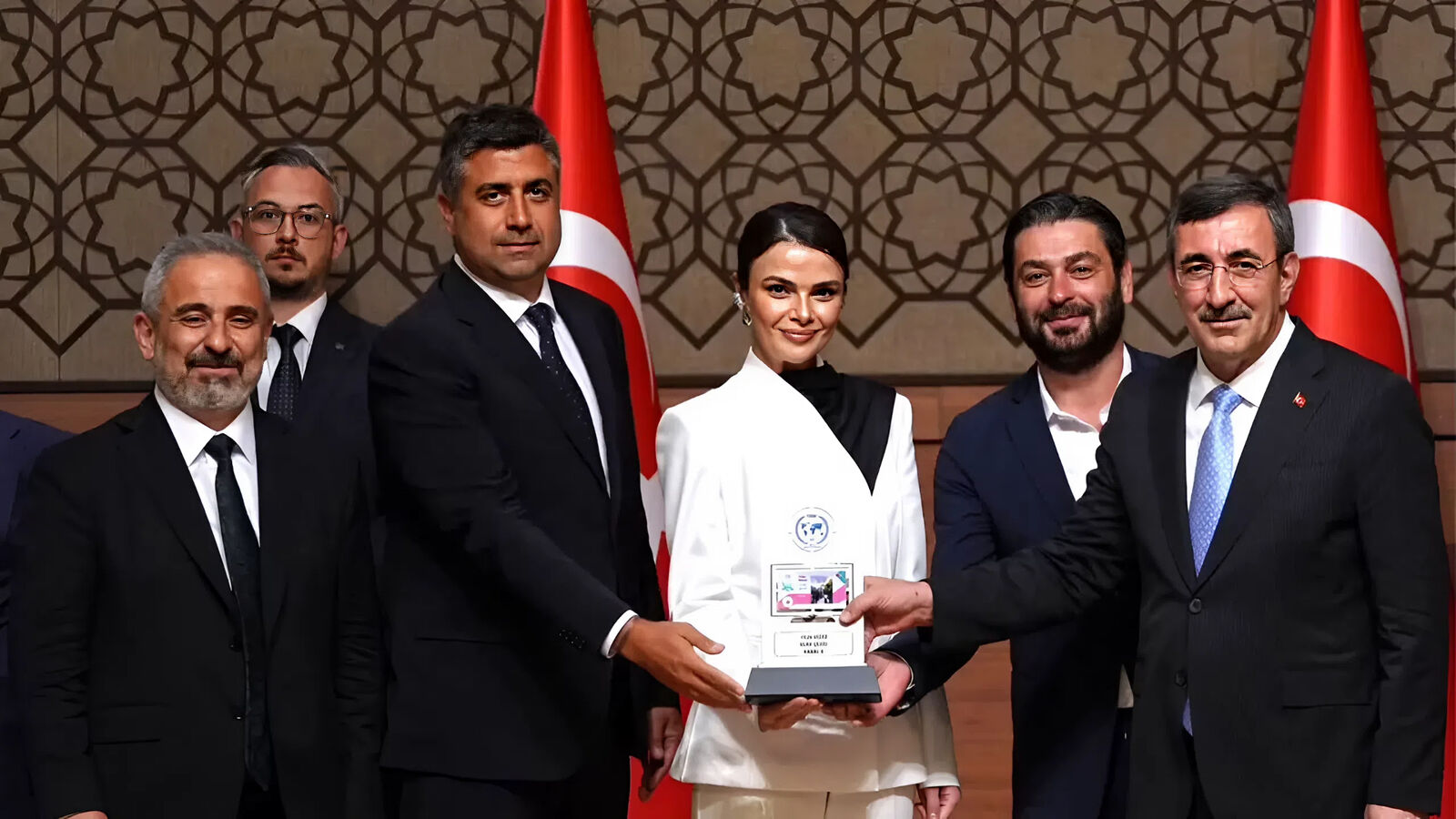Sinem Ünsal y Ozan Akbaba reciben el galardón para En tierra lejana