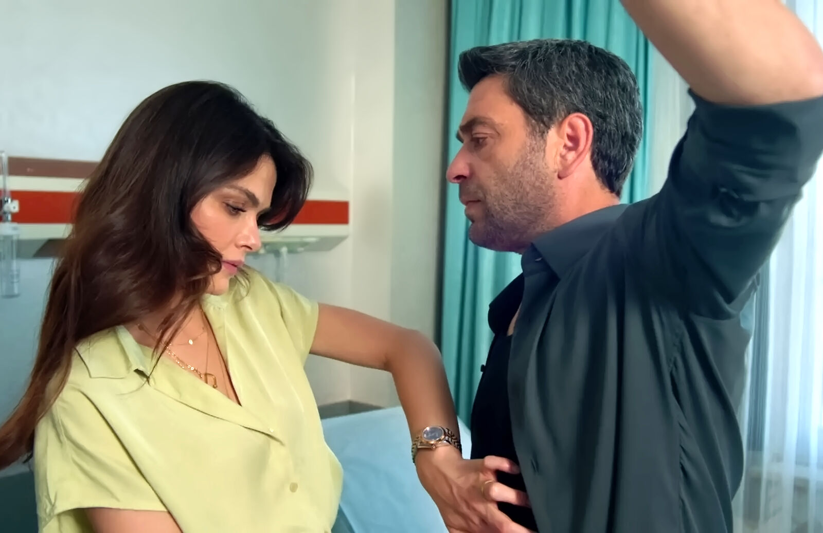 Alya examina a Cihan en En tierra lejana