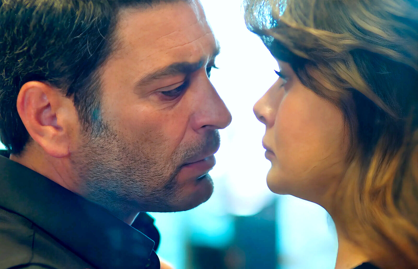 El primer beso de Cihan y Alya en En tierra lejana