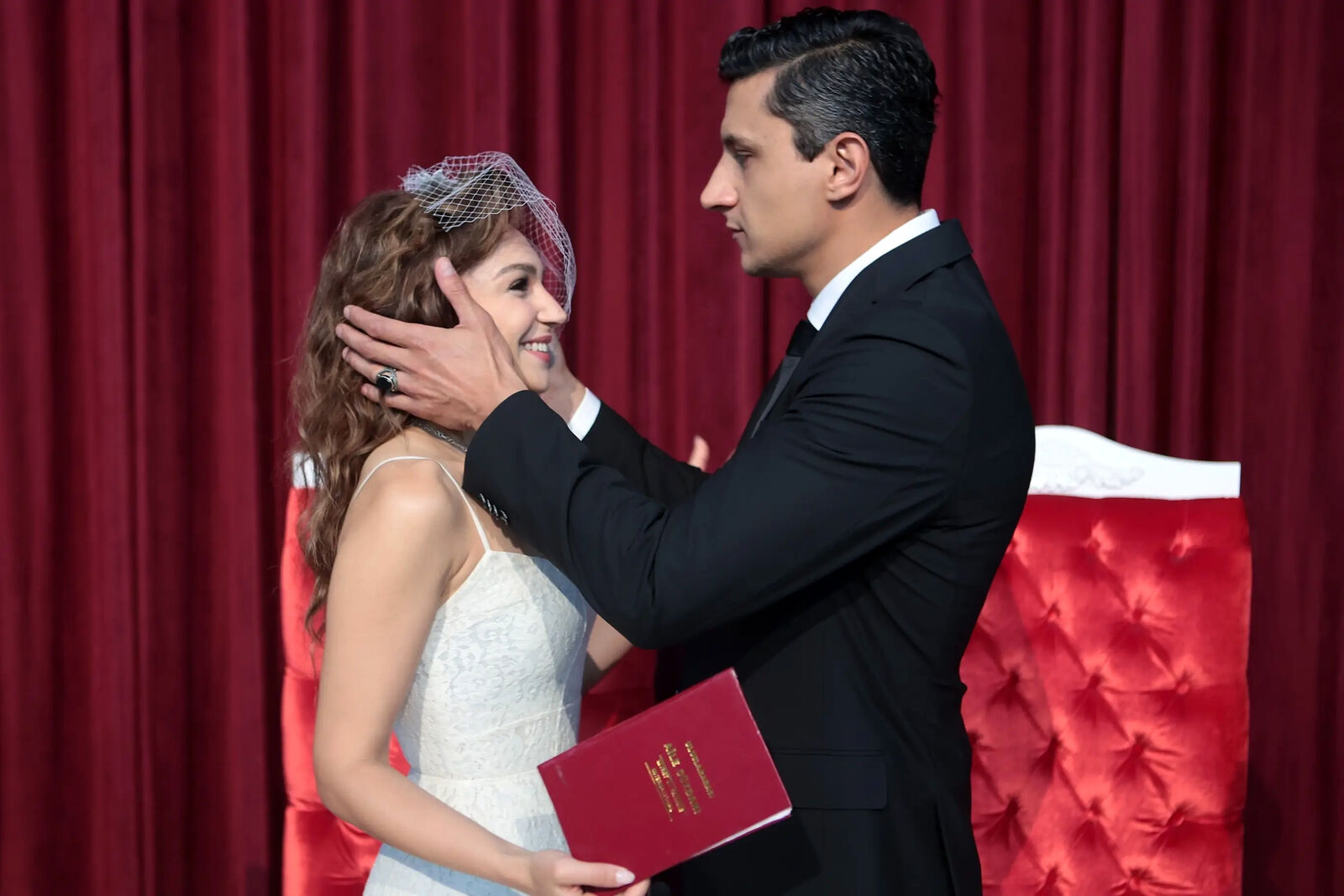 Nare y Şahin se convierten en marido y mujer en En tierra lejana