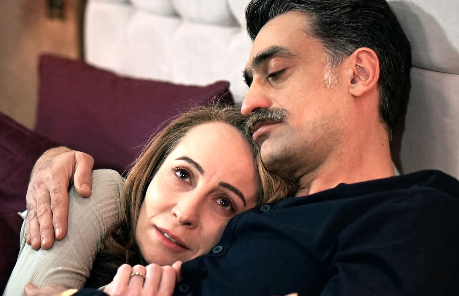 Esme celebra el cambio de Kazim, pues gracias a él Zehra tendrá una nueva oportunidad de ser feliz junto a su madre, en Una nueva vida